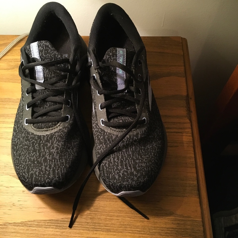 Brooks Ladies Running Shoes, Signal 3. Size 8.5 Black with gray trim.